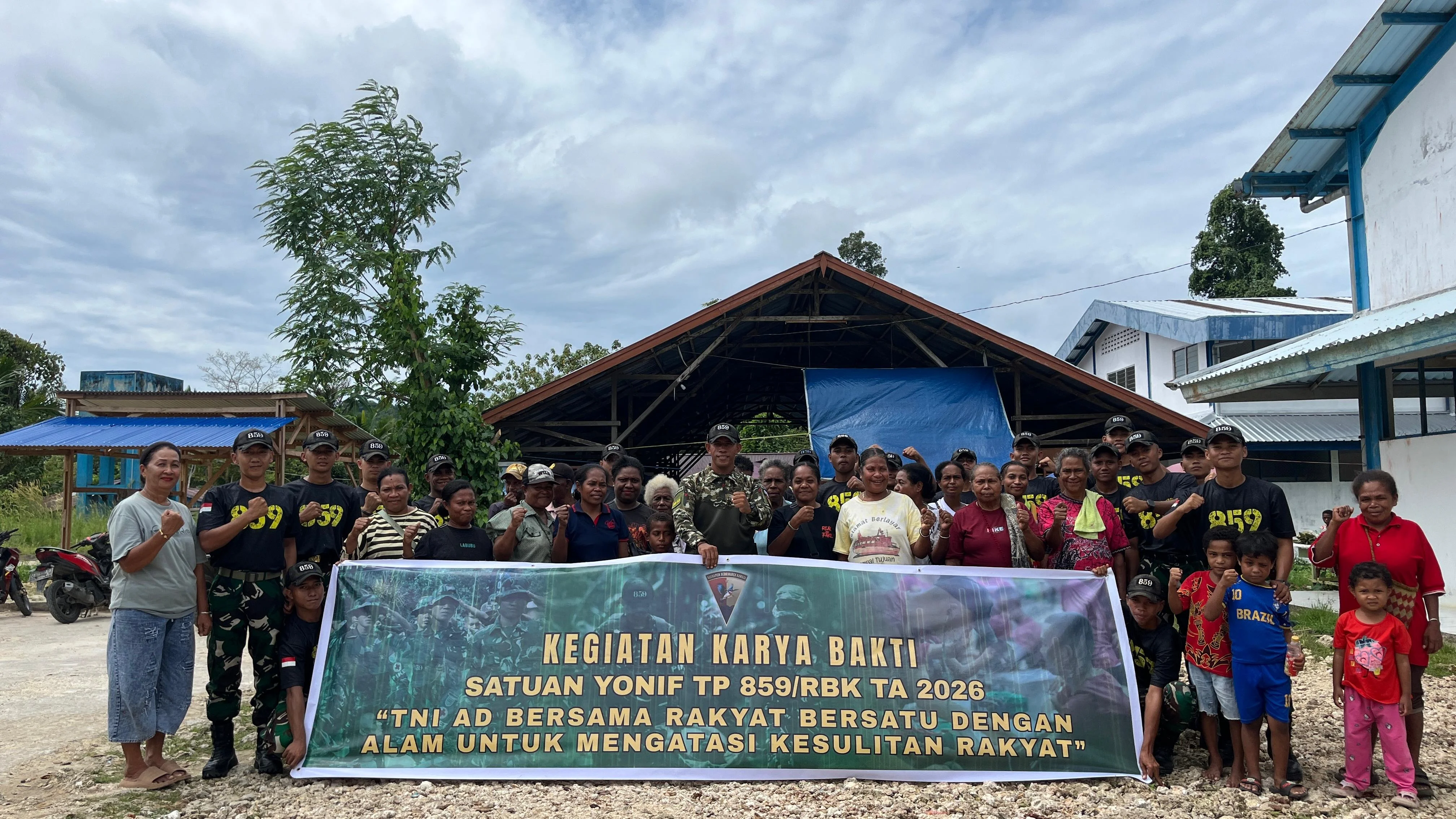 Program BERSEMI Yonif TP 859/RBK Sulap Pasar Sentral Supiori Lebih Bersih