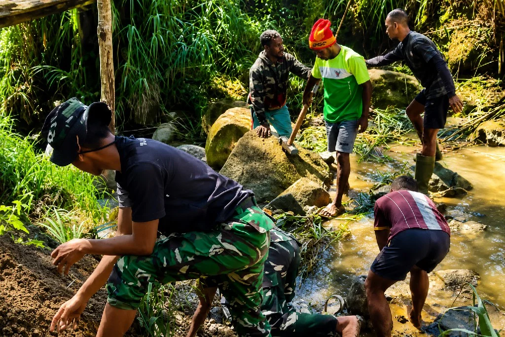 Sinergi TNI dan Masyarakat Bangun Rumah PLTMH, Dorong Kemajuan Kampung Guninggame