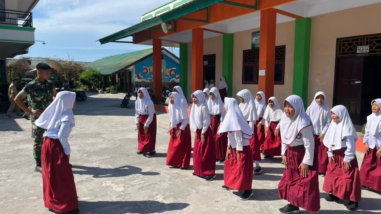 Bentuk Karakter Generasi Muda, Yonif TP 858/MSB Latih PBB Siswa SD YAPIS 2 Biak