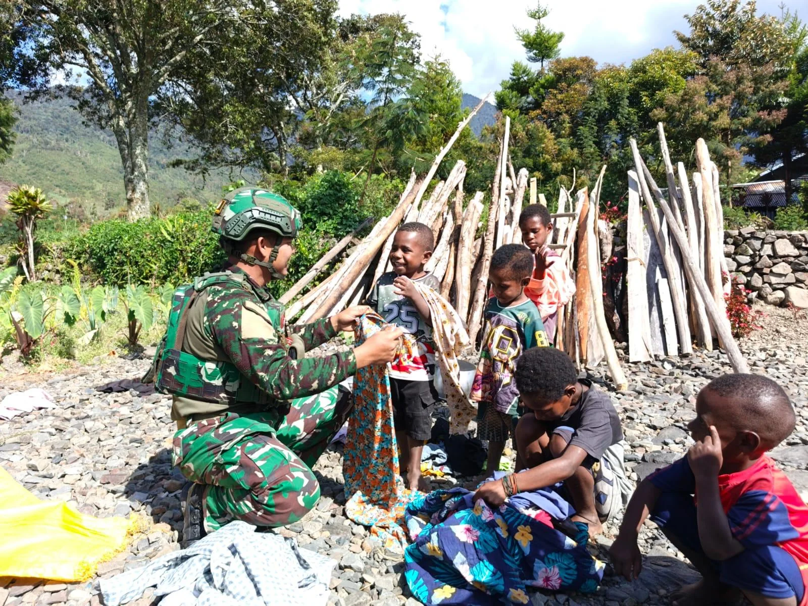 Kehangatan Senja Satgas Yonif 136/Tuah Sakti Pererat Kebersamaan dengan Warga Wiringgame