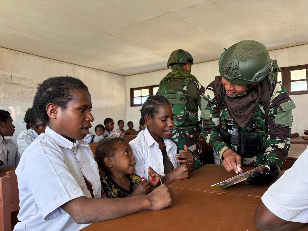 Dari Ruang Kelas Sederhana Prajurit Tuah Sakti Tumbuhkan Mimpi dan Semangat Belajar Anak Papua