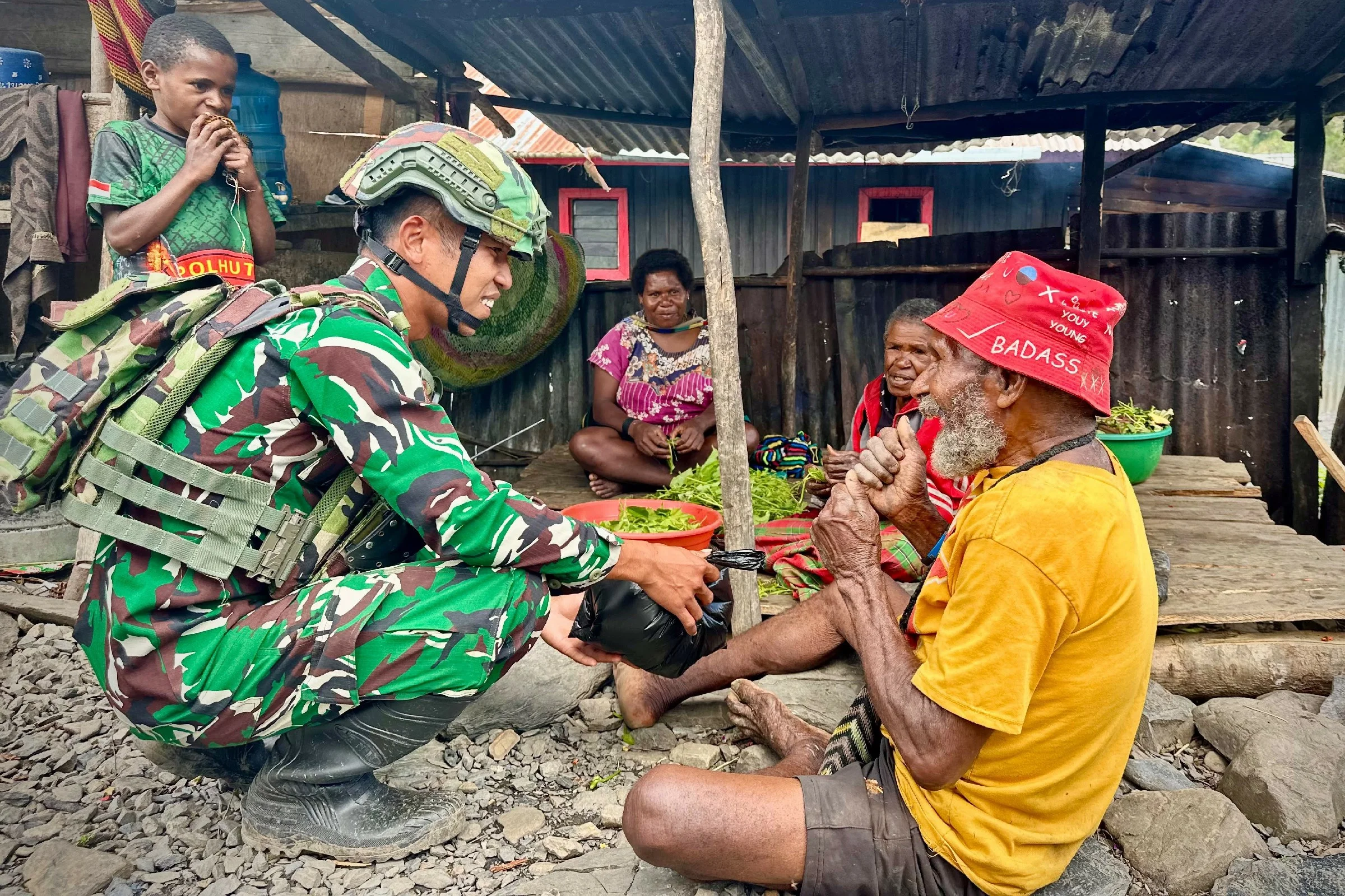 Satgas Yonif 743/PSY Hadirkan Layanan Kesehatan untuk Warga Yalinggua