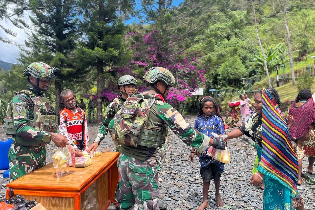 Sukacita Minggu di Talilime, Prajurit TNI Berbagi Kasih dengan Warga Pedalaman Papua