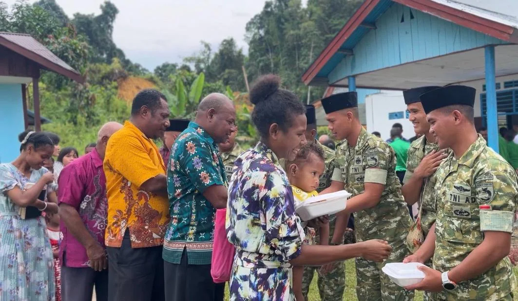 Melalui Berbagi Hingga Tumbuh Persaudaraan, Yonif TP 859/RBK Hadir di Tengah Jemaat GKI Imanuel Masram