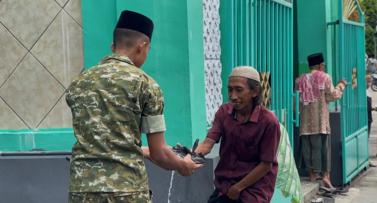 Jumat Penuh Berkah di Supiori, Prajurit Yonif TP 859/RBK Tebar Kepedulian dan Pererat Persaudaraan dengan Masyarakat