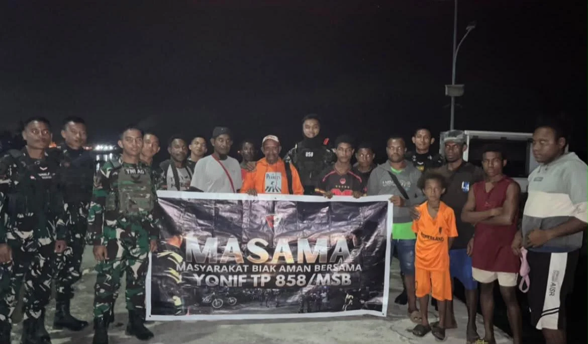 Saat Malam Menyapa, Prajurit Yonif TP 858/MSB Pererat Silaturahmi Sekaligus Menjaga Keamanan
