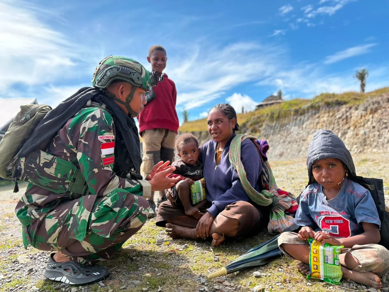 TNI Pererat Kemanunggalan dengan Rakyat Lewat Anjangsana di Kampung Onendu