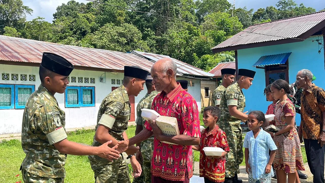 Prajurit Yonif TP 859/RBK Hadir Berbagi Kasih Bersama Jemaat di Supiori