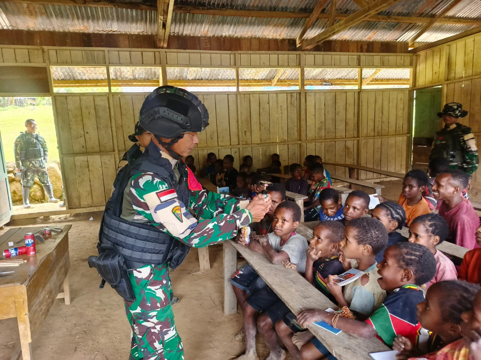 Belajar Sambil Bermain, TNI Ciptakan Kelas Kreatif di Papua