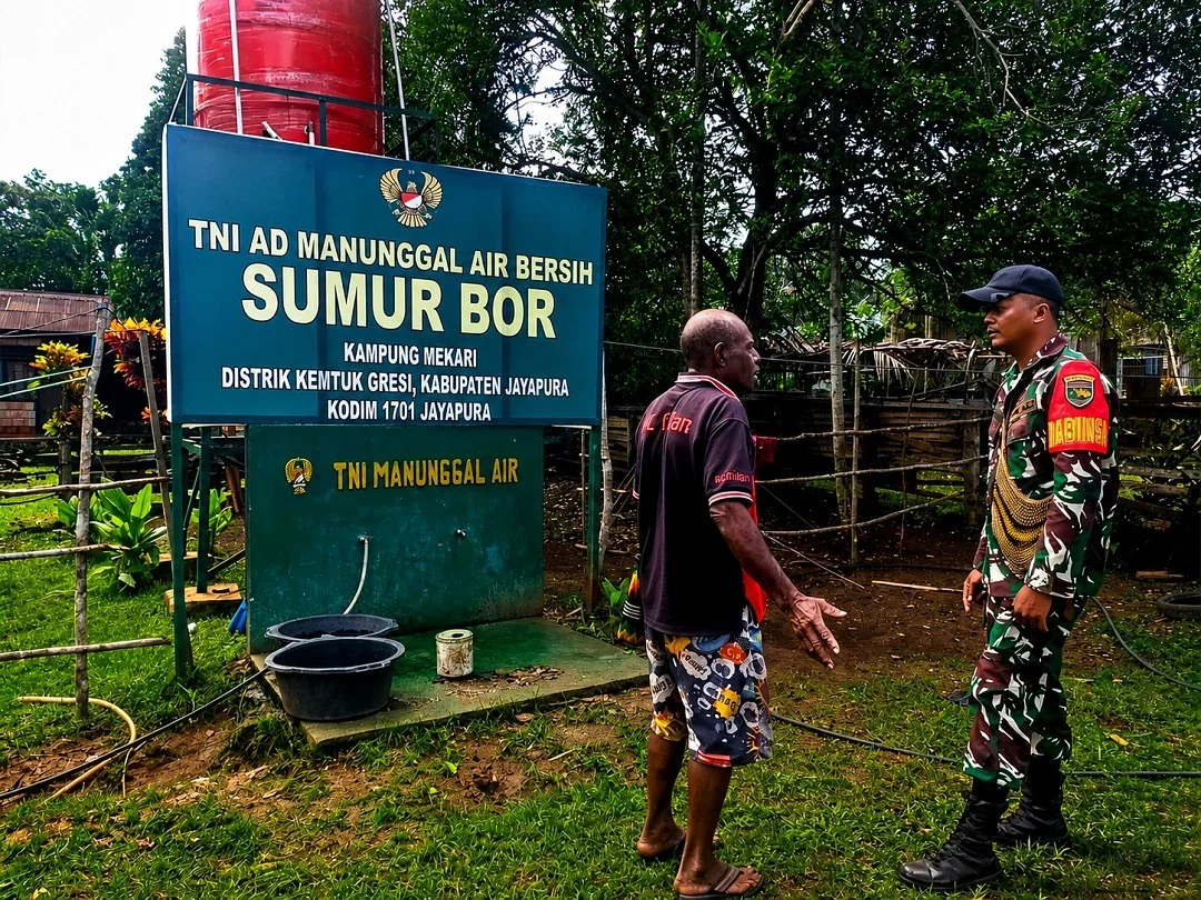 Babinsa Pastikan Sumur Bor TNI AD Tetap Berfungsi, Yakinkan Warga Kemtuk Gresi Rasakan Manfaat Air Bersih