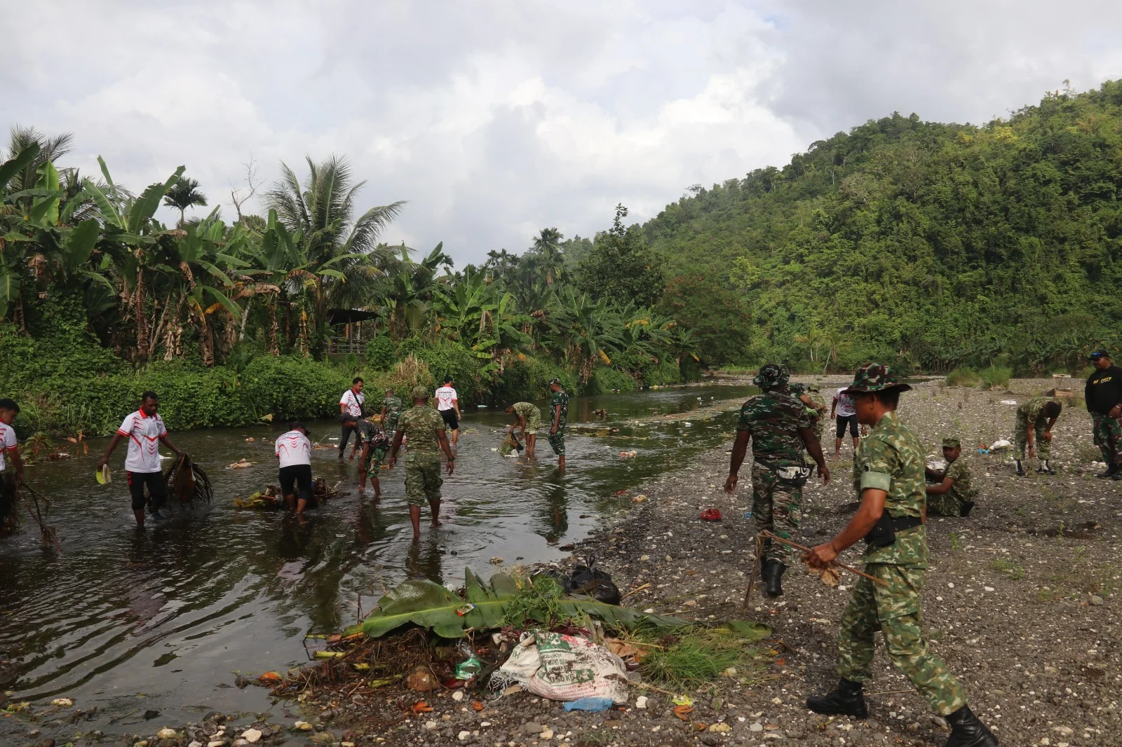 Cegah Banjir dan Jaga Lingkungan, Kodim 1709/Yawa Kolaborasi dengan Basarnas Bersihkan Sungai