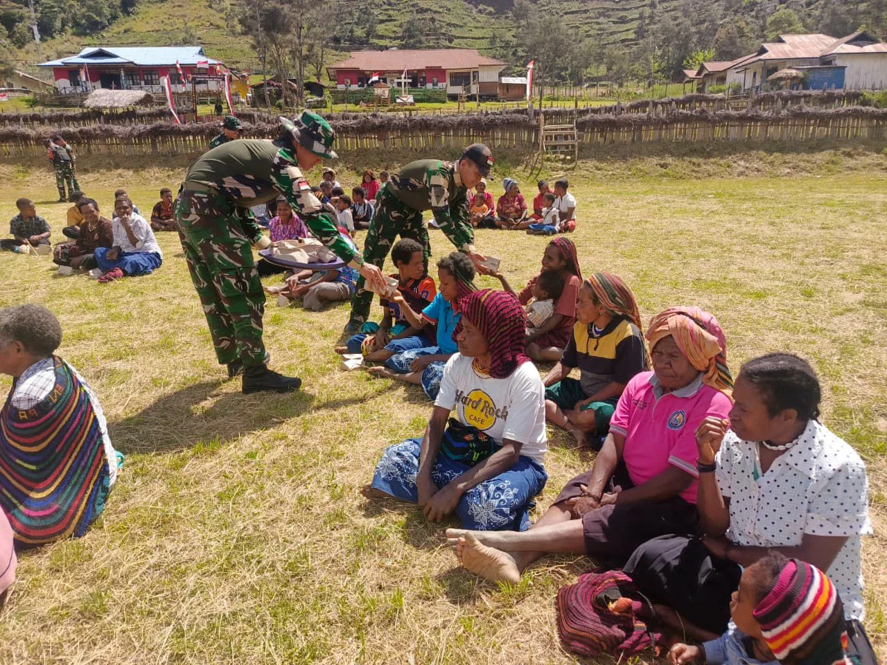 Satgas Yonif 511/DY Gelar Makan Bersama Jadi Simbol Perdamaian di Tanah Papua
