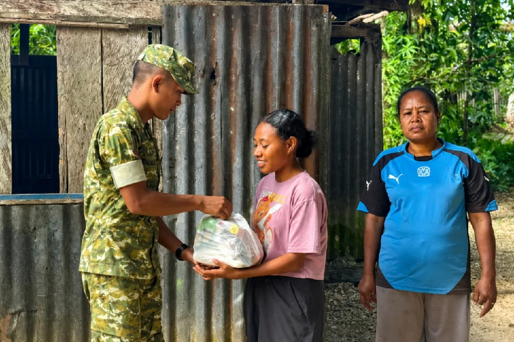 Melalui Program PEDULI, Prajurit Yonif TP 858/MSB Bantu Warga dan Bangun Semangat Gotong Royong
