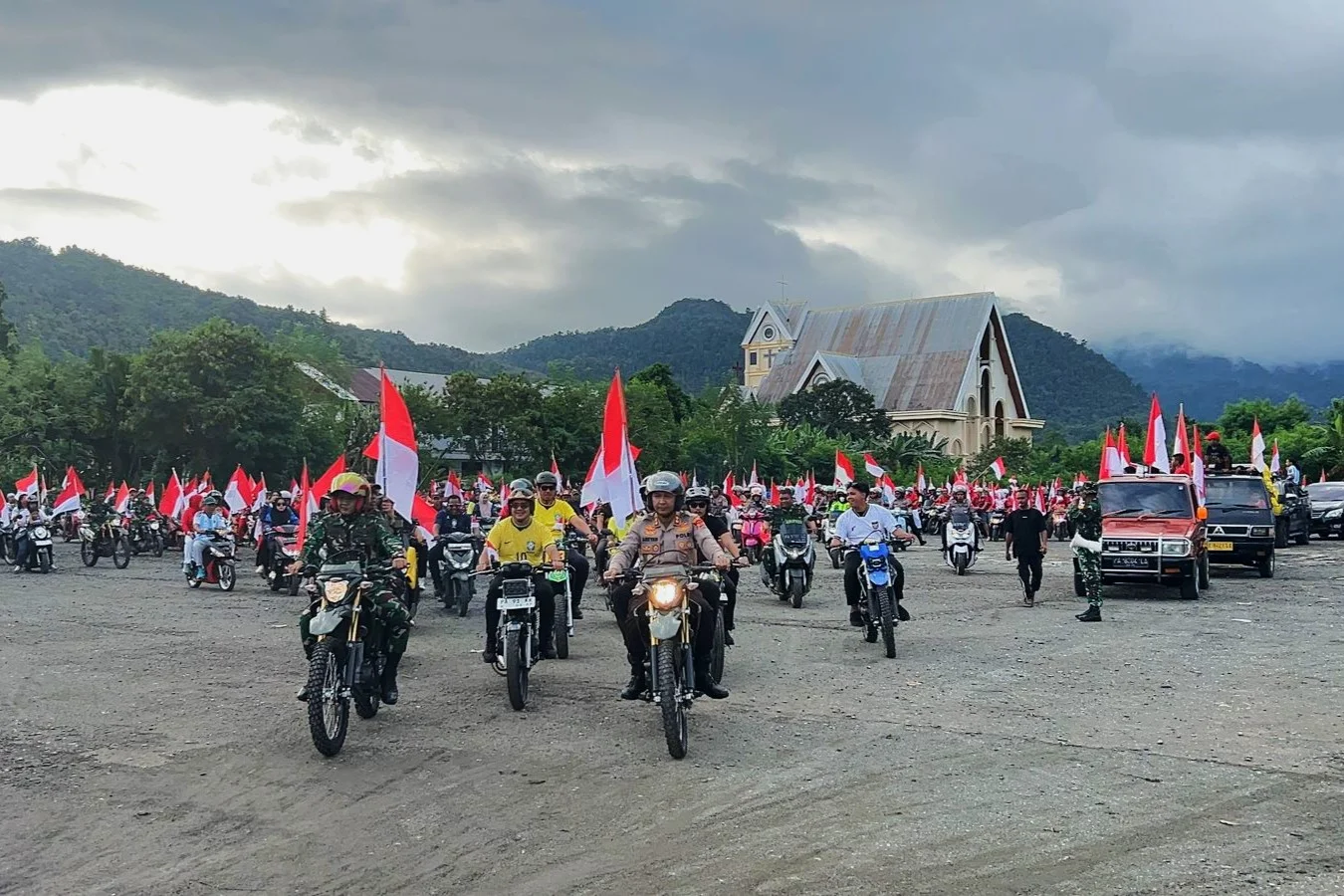 Semarak HUT RI ke-81, Pawai Merah Putih Kodim 1709/Yawa Pererat Persatuan di Kepulauan Yapen