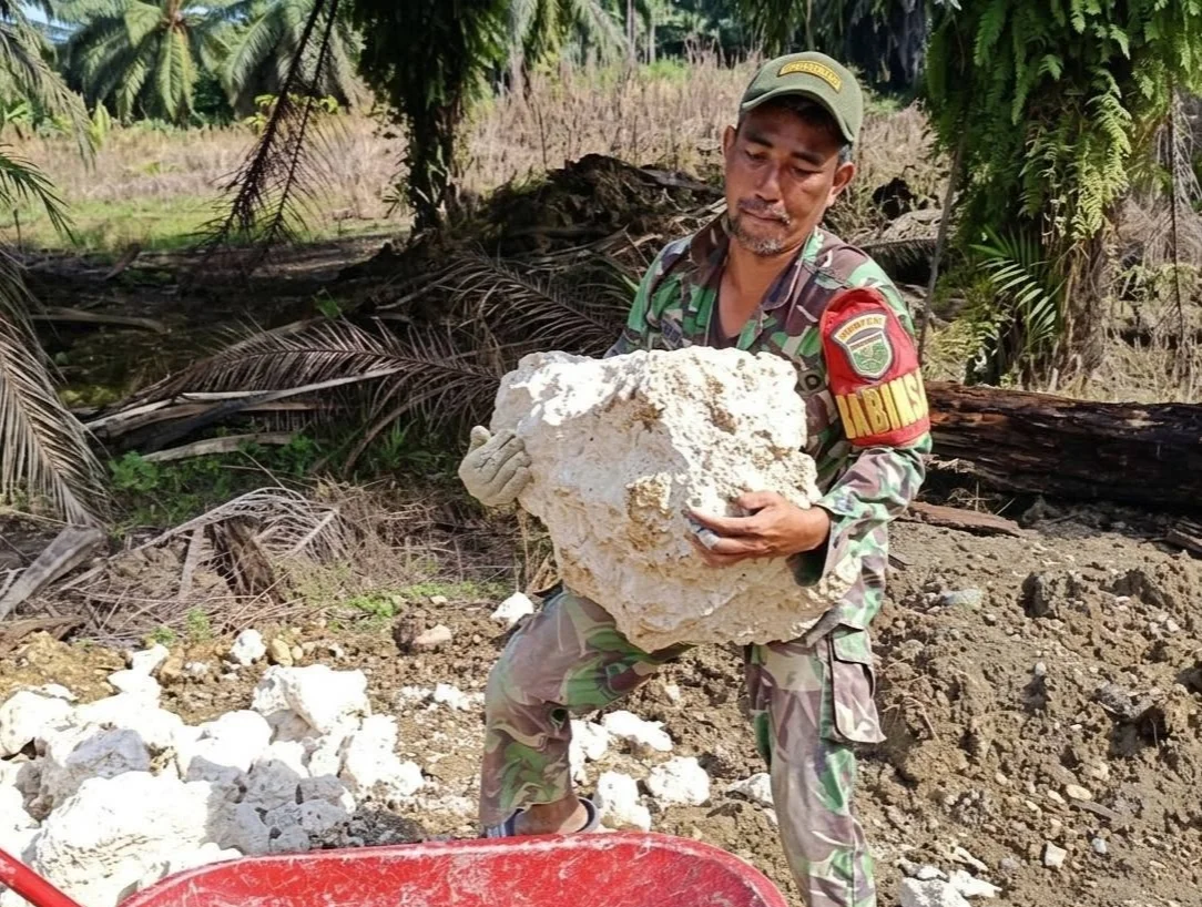 Di Tengah Keterbatasan, Babinsa Arso dan Satgas Tetap Pacu Pembangunan Jembatan Garuda Sungai Amyu