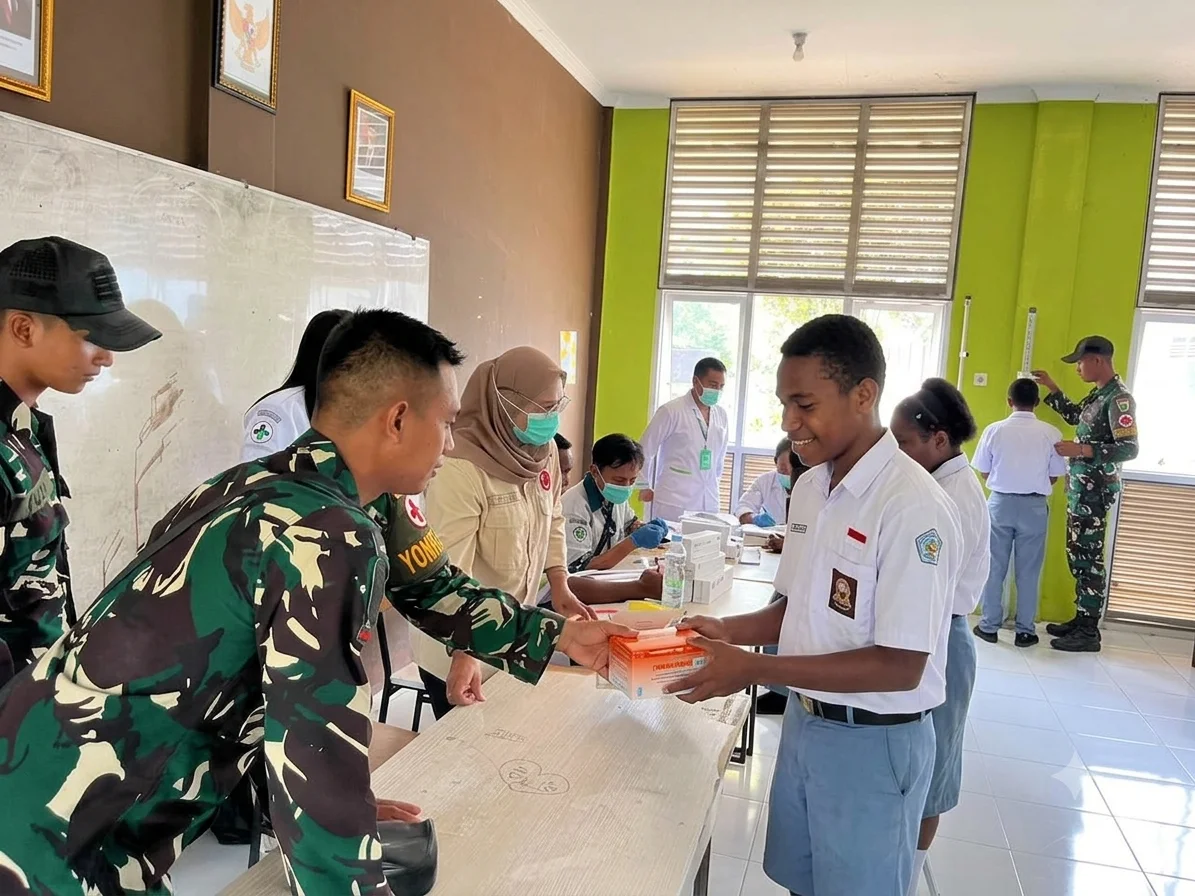 TNI Hadir untuk Generasi Papua, Yonif TP 810/BEM Berikan Layanan Kesehatan bagi Pelajar