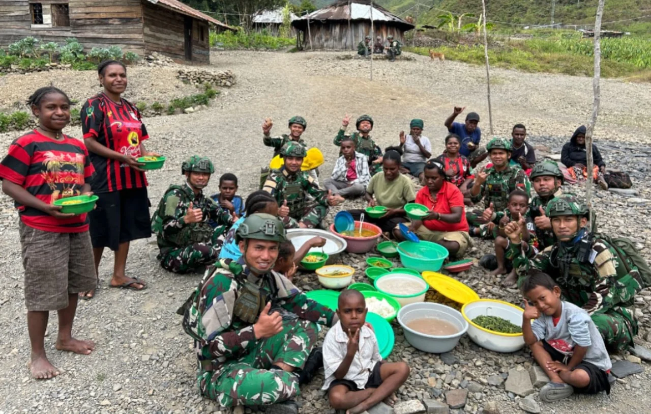 Jalin Keakraban Tanpa Sekat, Satgas Yonif 136/Tuah Sakti Makan Bersama Warga Ukuneri