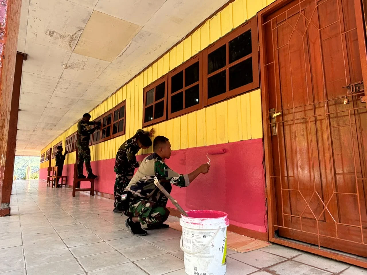 Satgas Yonif 743/PSY Renovasi SD Inpres Mulia, Hadirkan Semangat Baru bagi Pendidikan Anak-Anak Papua