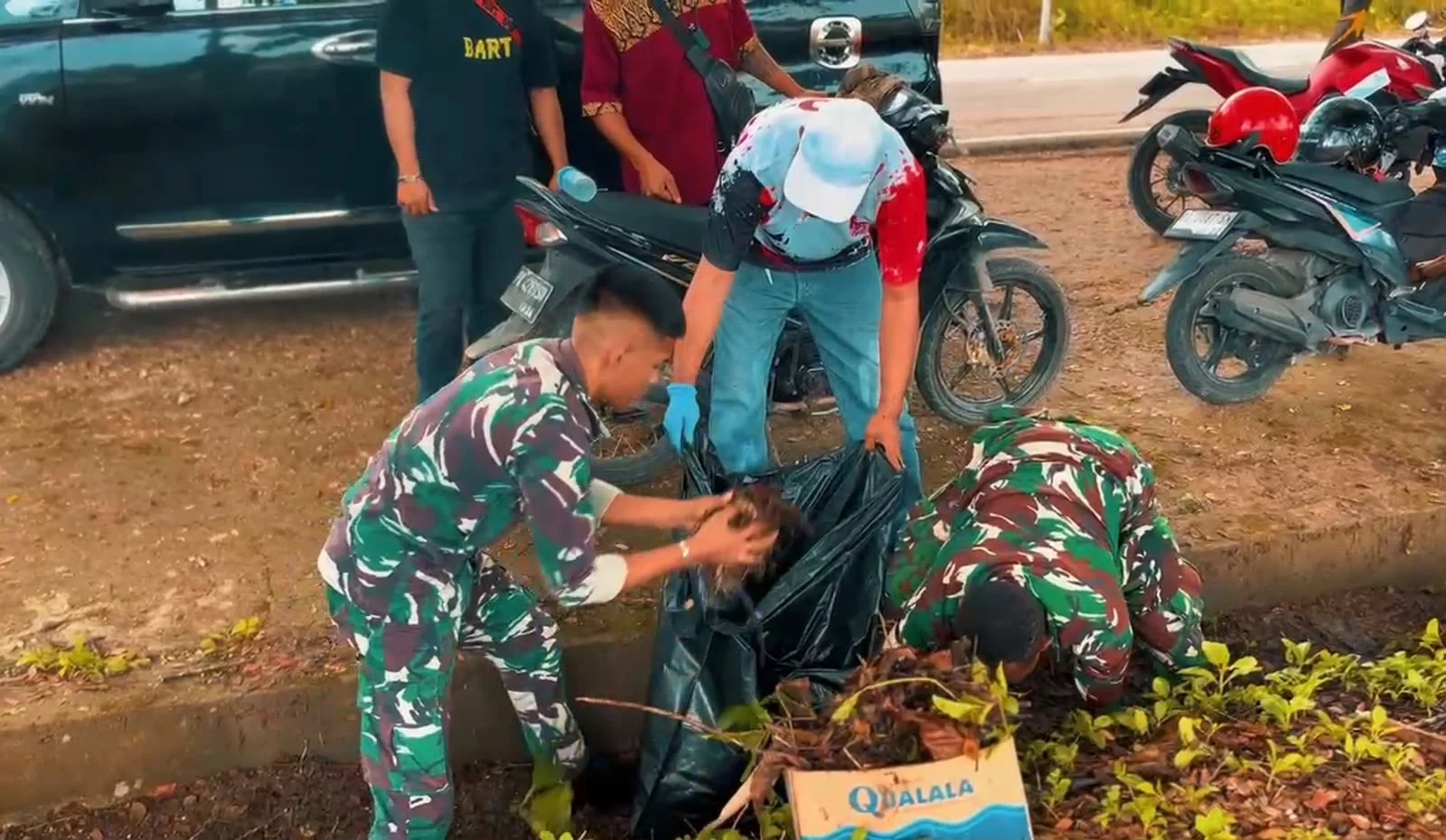 Sinergi TNI-Polri dan Pemda Sarmi Bersihkan Lapangan Diklat Jelang HUT RI ke-81