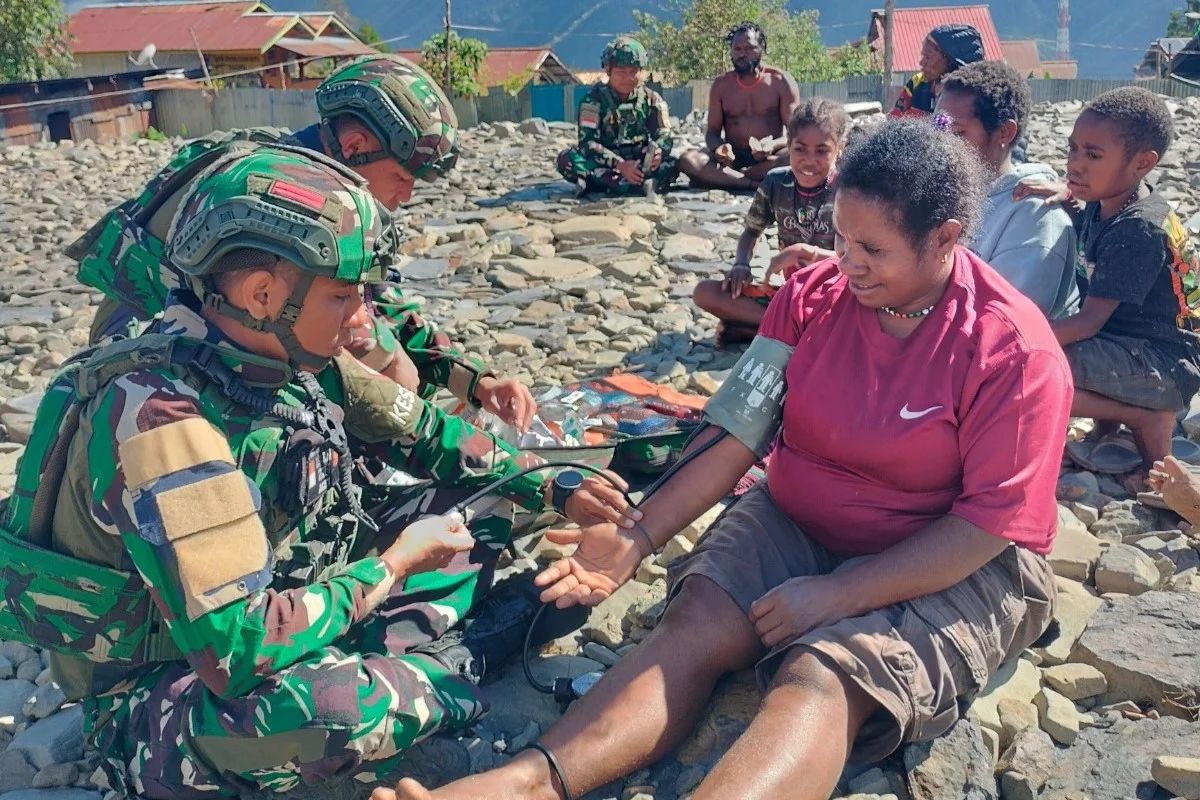 Hadir Sebagai Sahabat Masyarakat, TNI Gelar Yankes Keliling di Distrik Pangaleme