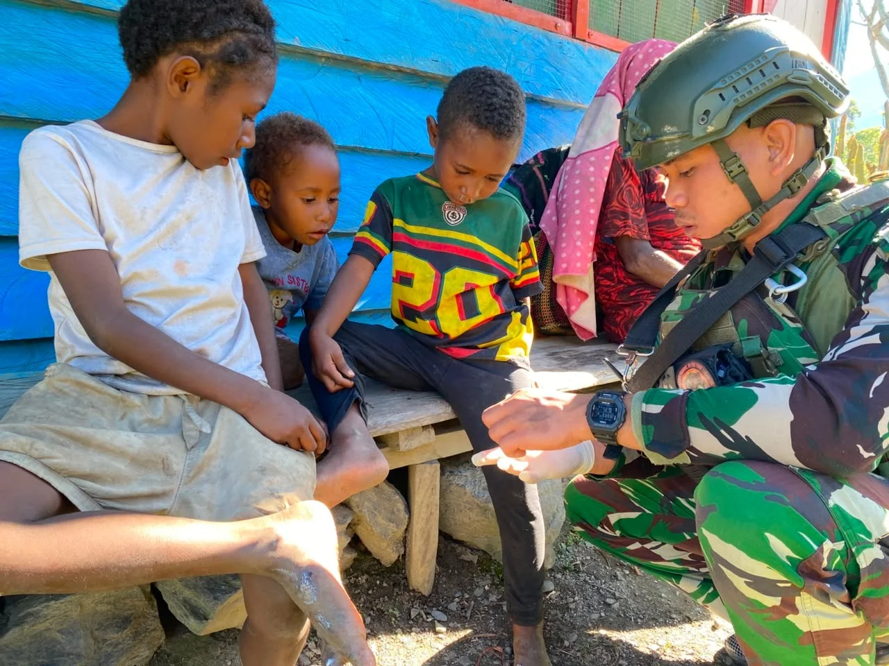 Mengabdi dengan Hati, TNI Berikan Pelayanan Kesehatan di Pelosok Papua