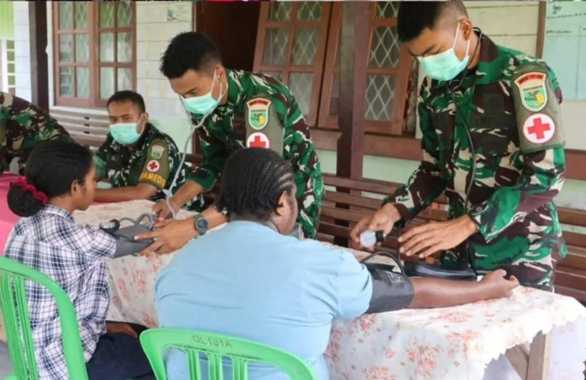 Perkuat Kemanunggalan dengan Rakyat TNI Gelar Layanan Kesehatan