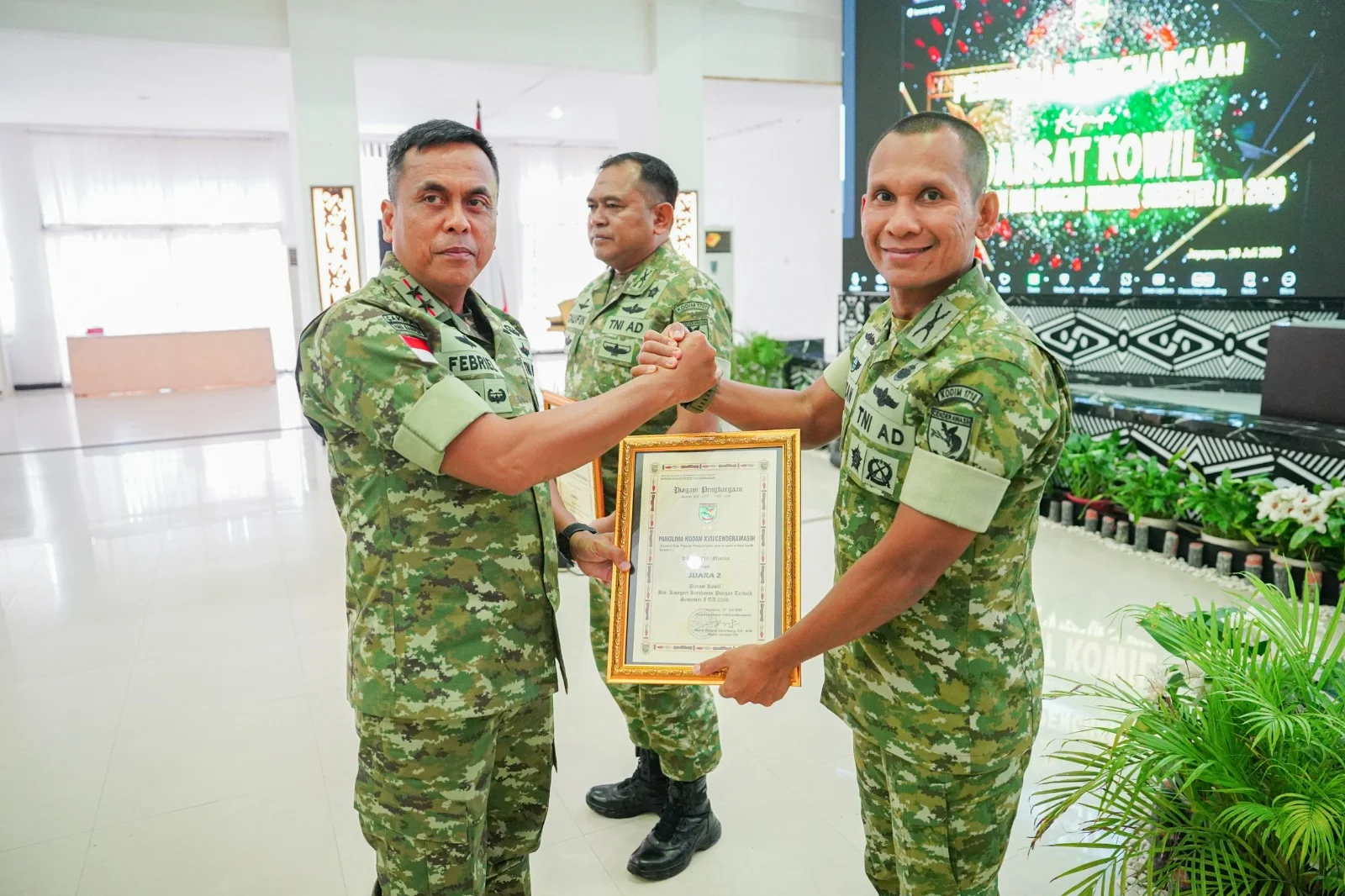 Pangdam XVII/Cenderawasih Beri Penghargaan kepada Satuan dan Prajurit Berprestasi, Tegaskan Pentingnya Kerja Tim