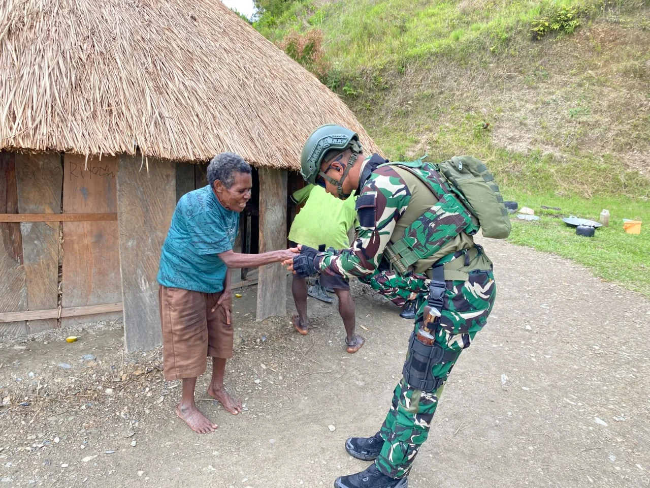 Prajurit Tuah Sakti Sambangi Rumah Gembala di Kalome, Rajut Kedekatan dan Kepercayaan Bersama Warga Papua