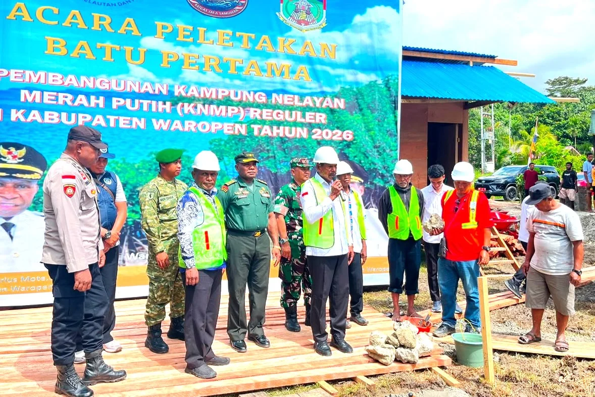 Dukung Program Nasional, Prajurit Yonif TP 860/NSK Hadiri Peletakan Batu Pertama Kampung Nelayan Merah Putih di Waropen