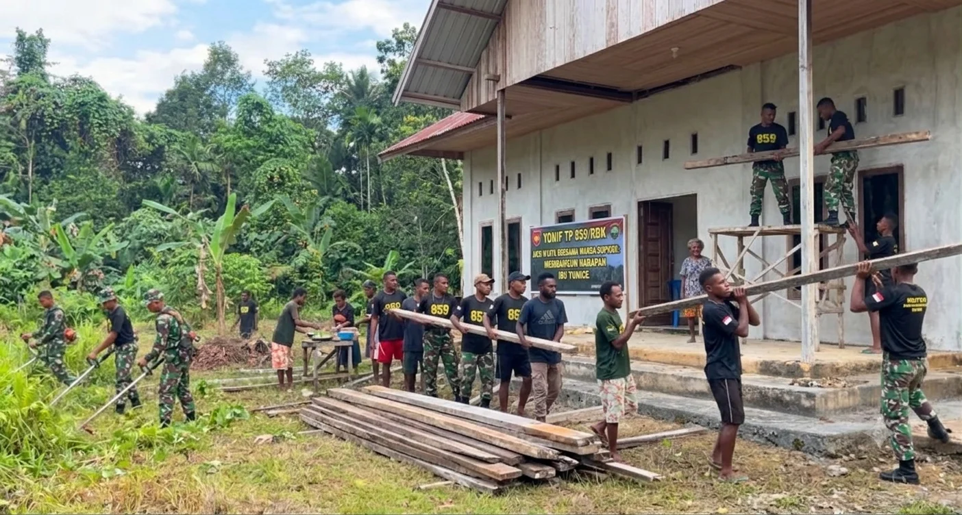 Aksi Nyata Yonif TP 859/RBK Ubah Harapan Ibu Yunice, Gotong Royong Bangun Rumah di Supiori