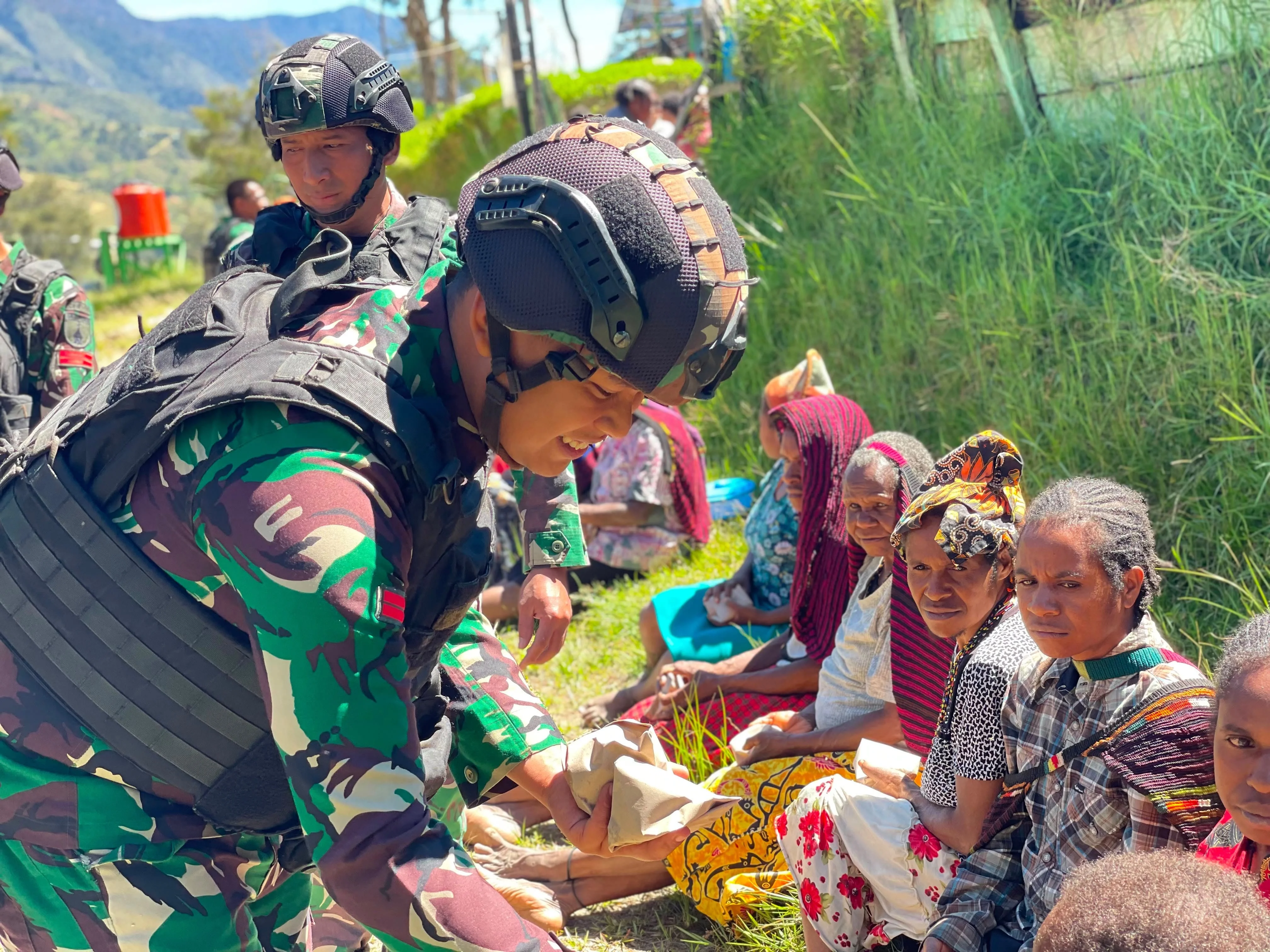 Satgas Yonif 511/DY Gelar Makan Bersama Gratis ke-23 Bersama Warga Kampung Tima