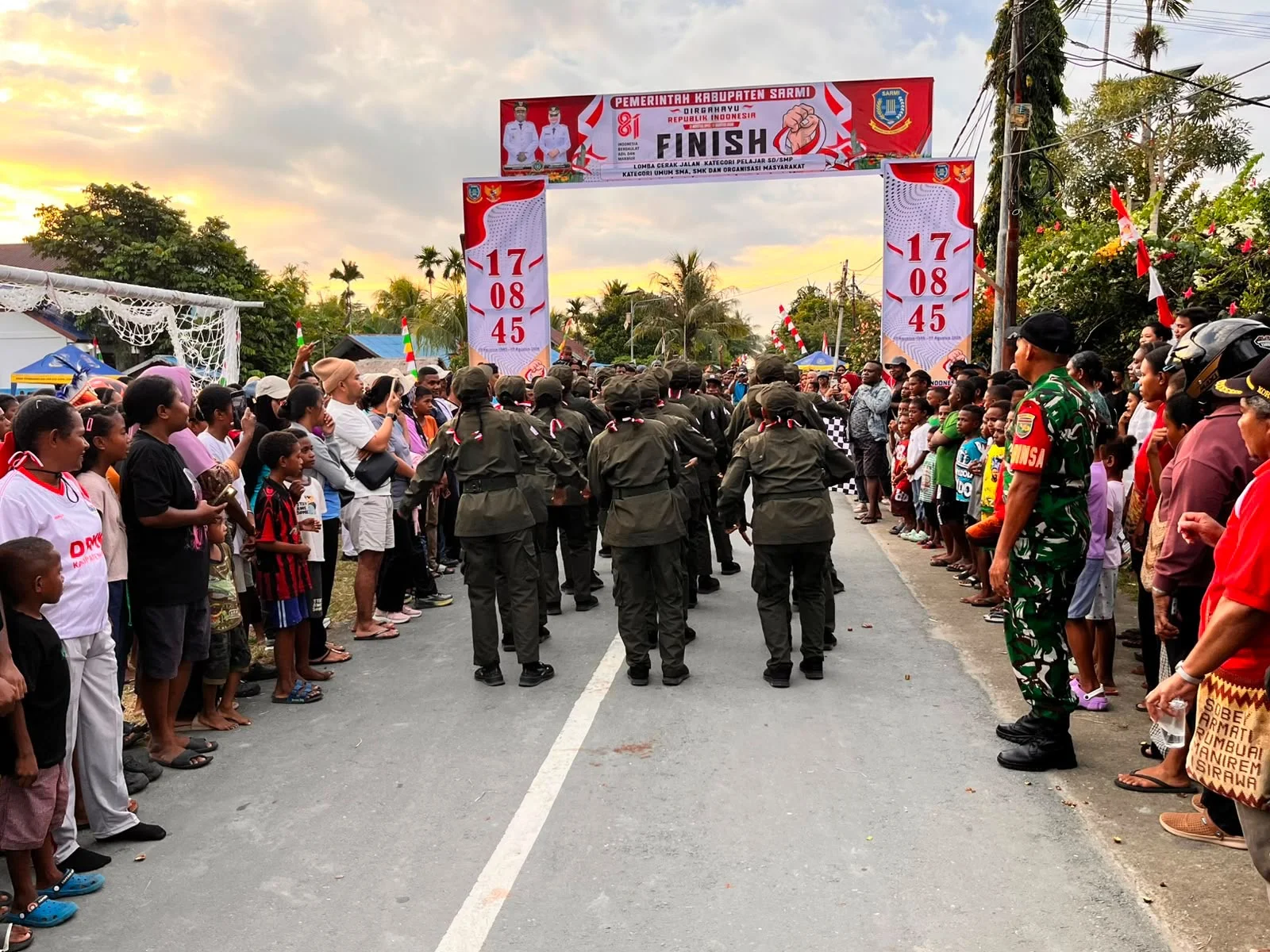Semarak HUT RI ke-81, Babinsa Koramil Sarmi Kawal Lomba Gerak Jalan
