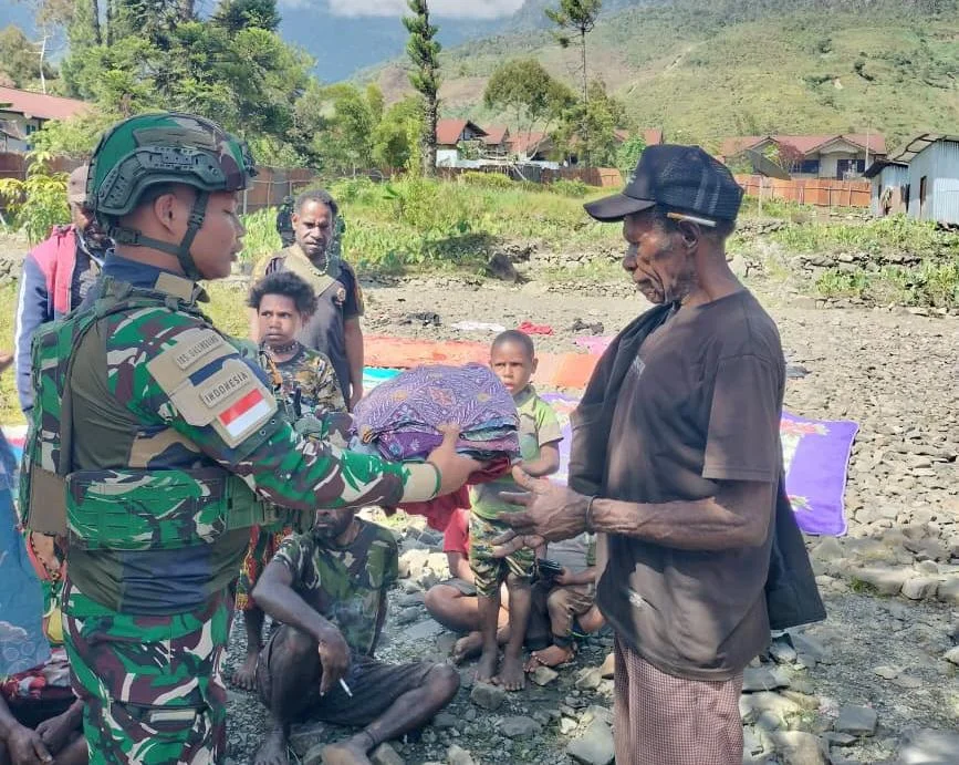 Prajurit Tuah Sakti Berbagi Pakaian dan Pererat Persaudaraan dengan Warga Papua
