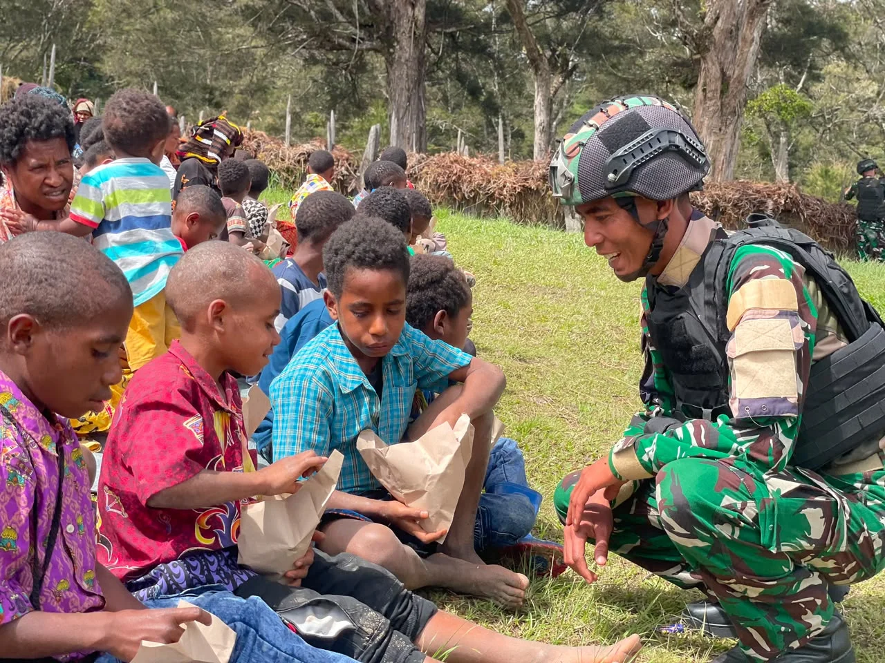 Bukan Sekadar Berbagi Makanan, TNI Bangun Kedekatan dengan Masyarakat Papua