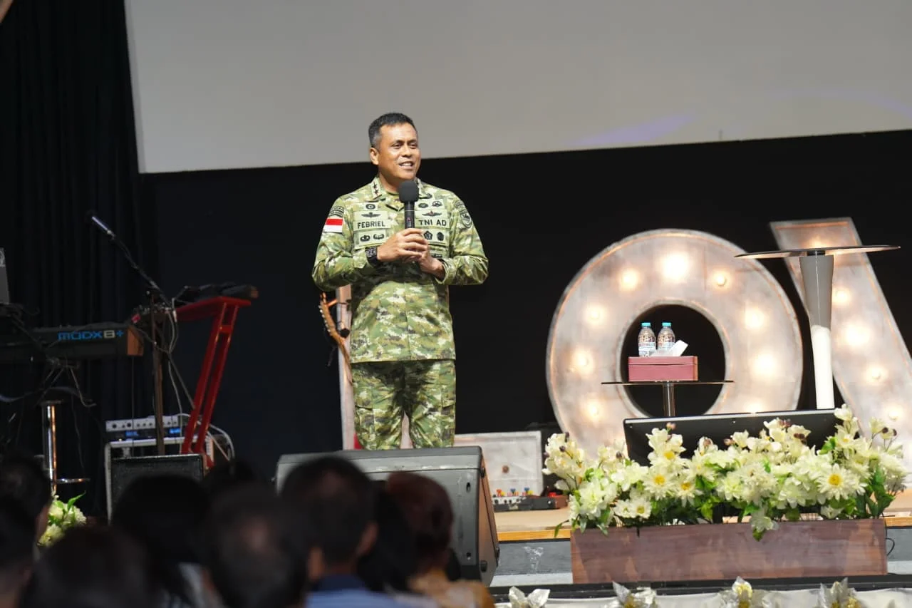 Pangdam XVII/Cenderawasih Ajak Jemaat Teguhkan Iman saat Ibadah Minggu di GBI ROCK Mimika