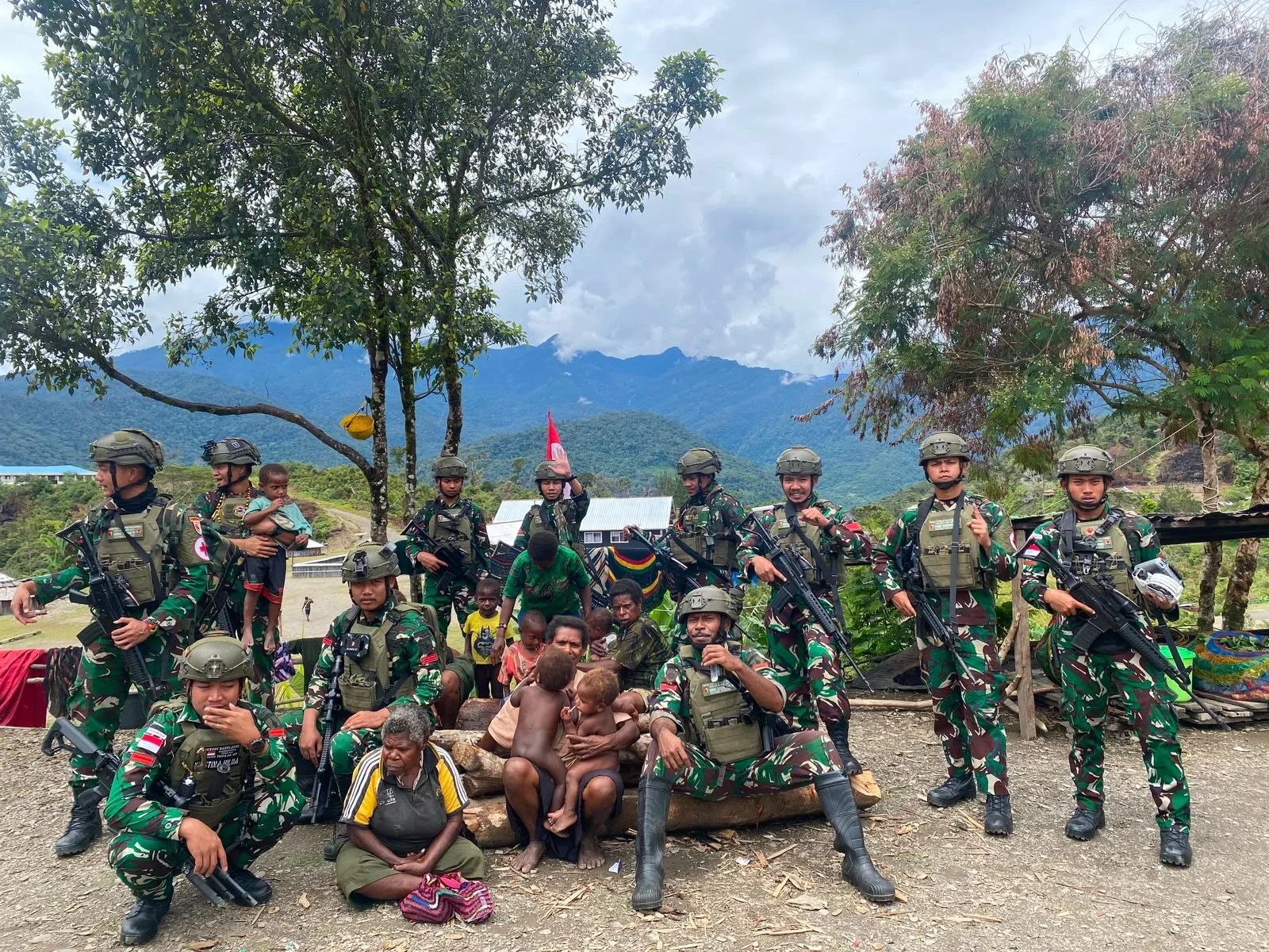 Kibarkan Merah Putih, Satgas Yonif 527/BY Dekatkan Diri dengan Masyarakat Kampung Tirineri