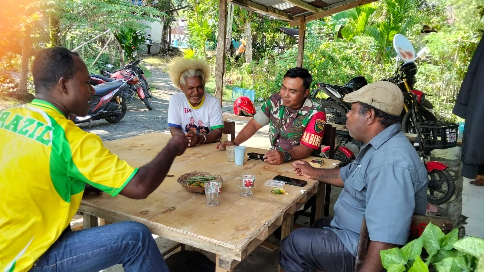 Sirih Pinang Satukan Kebersamaan, Babinsa Koramil 1709-03/Warbah Ajak Warga Sukseskan HUT RI
