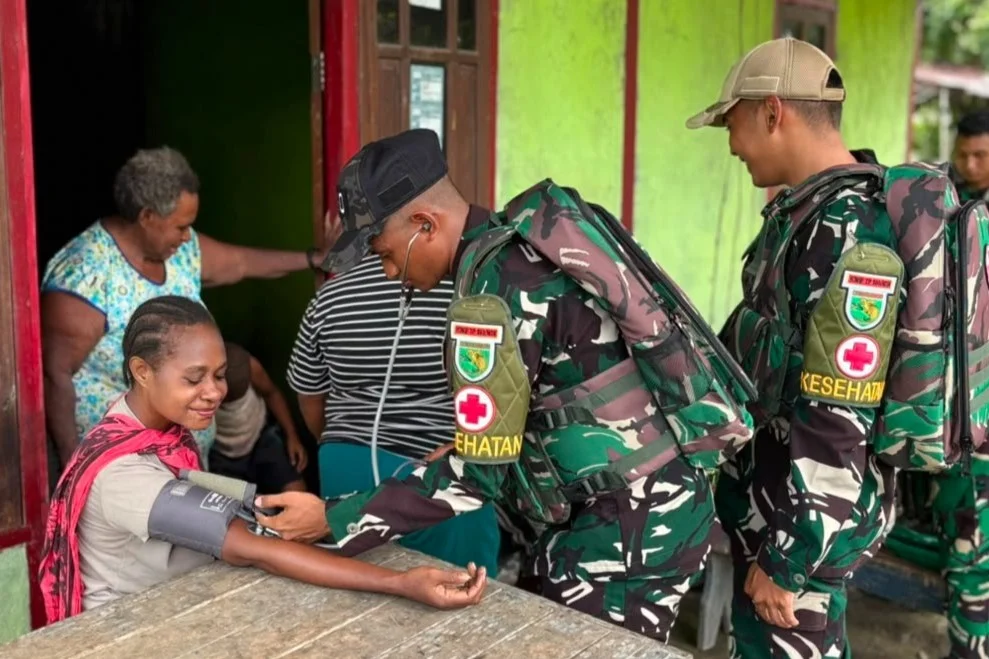 Senyum Warga Waropen Saat Prajurit TNI Hadirkan Layanan Kesehatan Gratis ke Rumah Warga