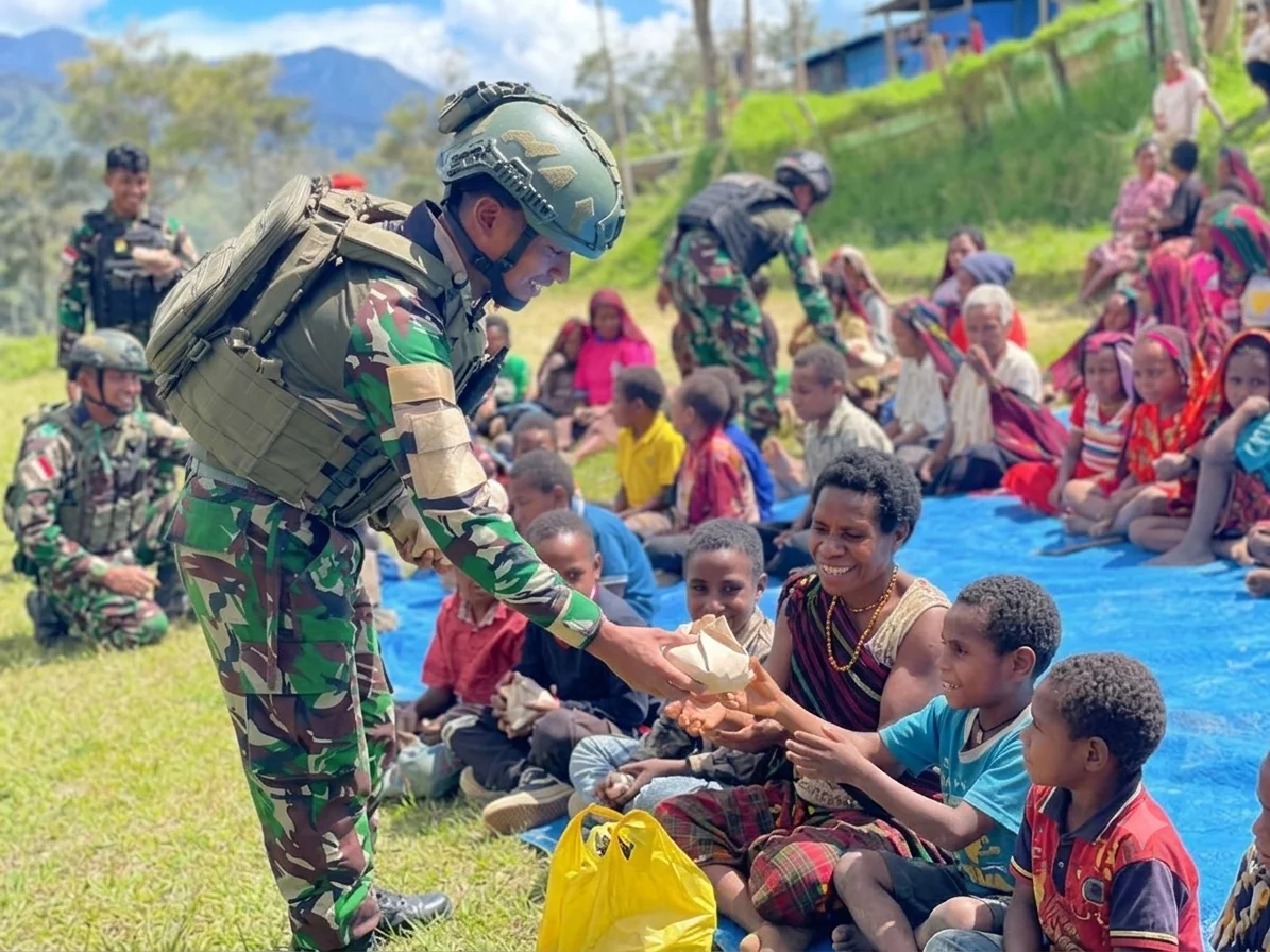 Hangatkan Kebersamaan, Satgas Yonif 511/DY Kembali Gelar Makan Bersama Gratis di Lanny Jaya