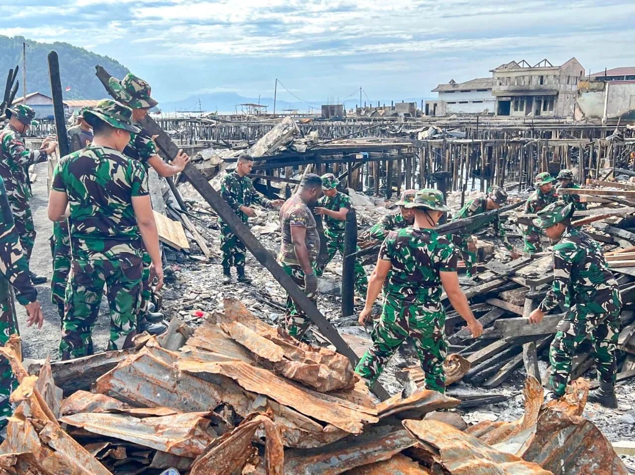 Kodam XVII/Cenderawasih Kerahkan 285 Prajurit Bersihkan Puing Pascakebakaran di Dok V Bawah