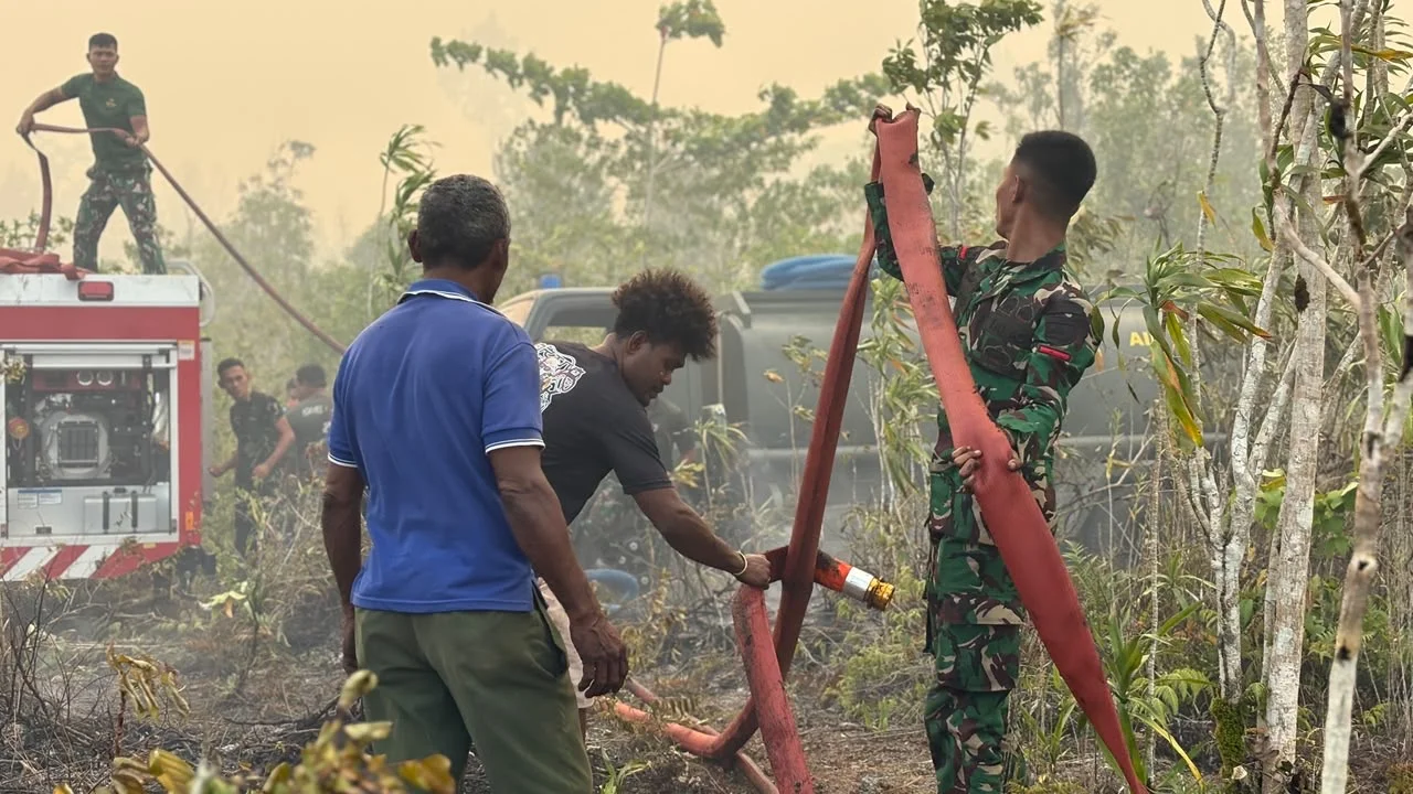 Api Mengancam Permukiman, Yonif TP 858/MSB Kerahkan Damkar Padamkan Kebakaran