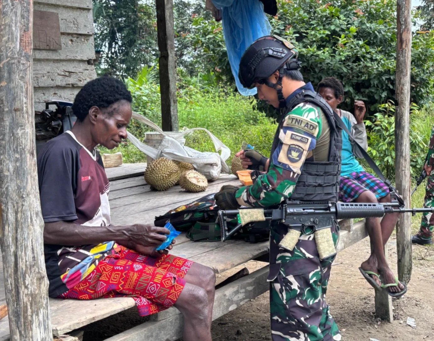 TNI Hadir dengan Aksi Nyata, Layani Kesehatan Warga Pedalaman Mimika