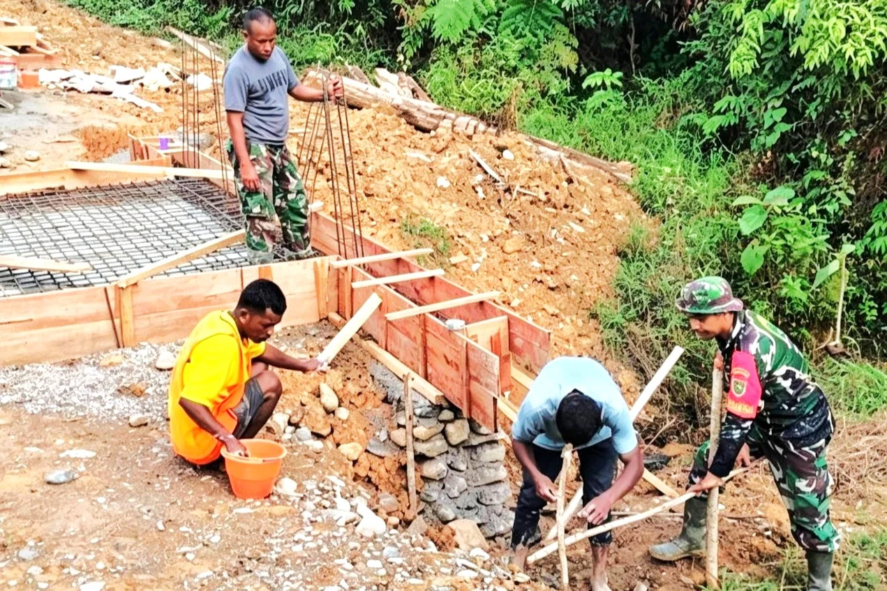 Danramil Web Kawal Pembangunan Jembatan Garuda Batu Pica di Keerom