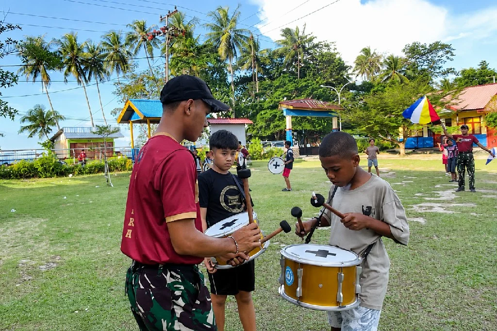 Dari Irama Drumband, Prajurit Yonif TP 859/RBK Tanamkan Disiplin dan Percaya Diri Generasi Papua
