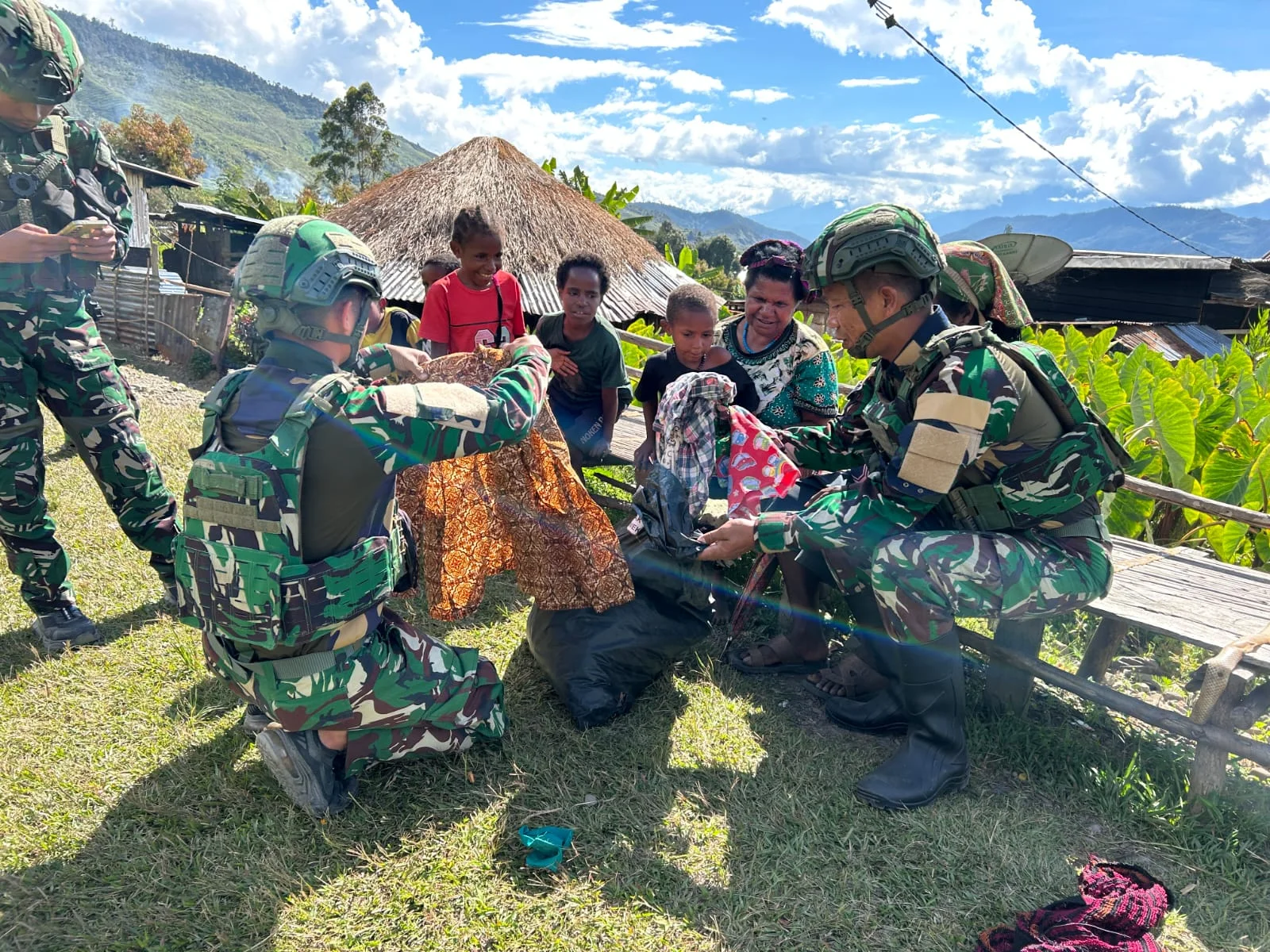 Duduk Bersama di Ujung Senja, Prajurit TNI Dengarkan Aspirasi Warga Kampung Wongdama