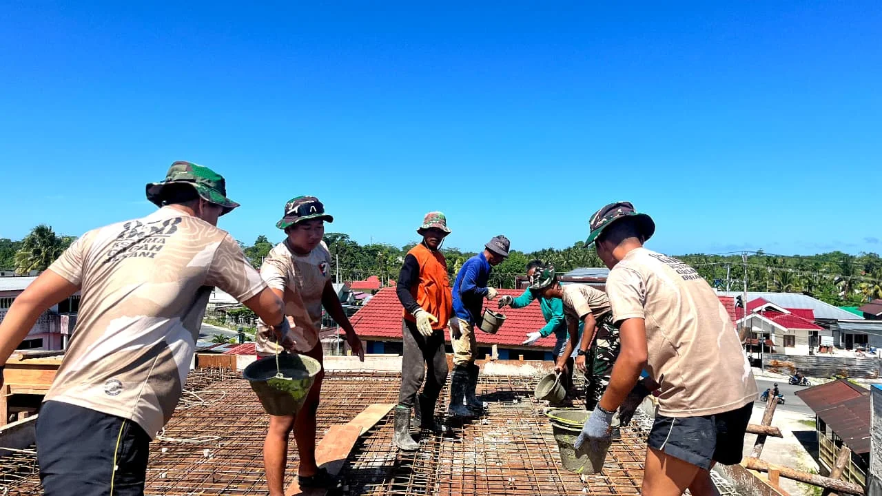 Prajurit dan Warga Bersatu Rawat Rumah Ibadah, Aksi TULUS Yonif TP 858/MSB Hangatkan Kampung Baru
