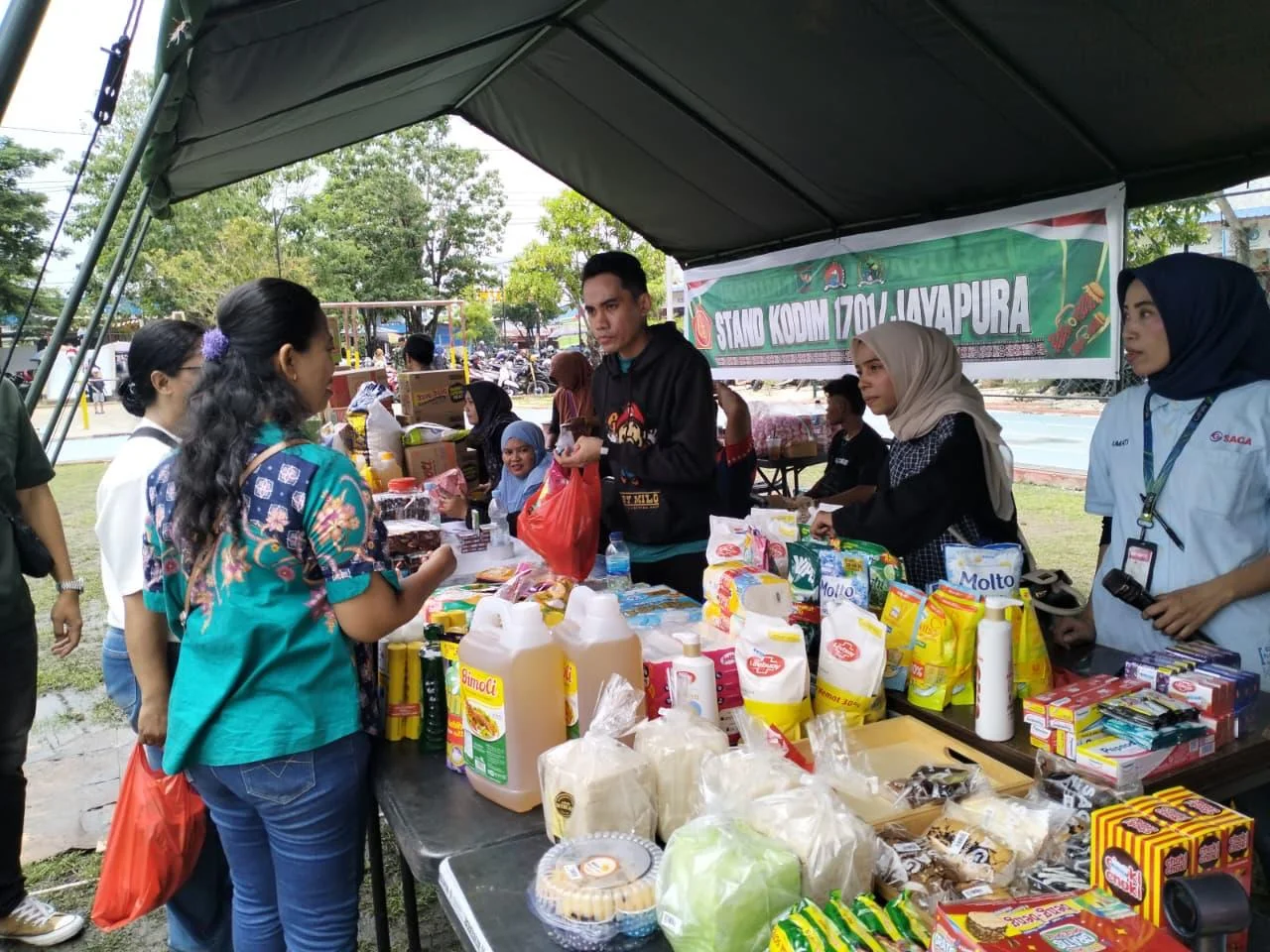 Sambut HUT ke-81 TNI, Bazar Murah Hadirkan Kebutuhan Pokok Terjangkau di Jayapura