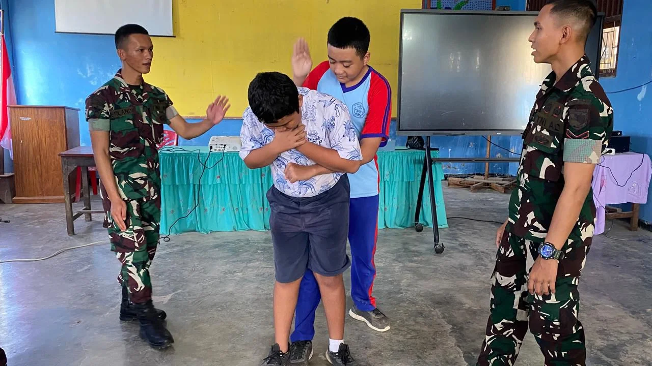 Ajarkan Aksi Penyelamat Nyawa, Prajurit Yonif TP 815/WGT Bekali Siswa SMPN 3 Arso 6 Keterampilan P3K dan Penanganan Tersedak