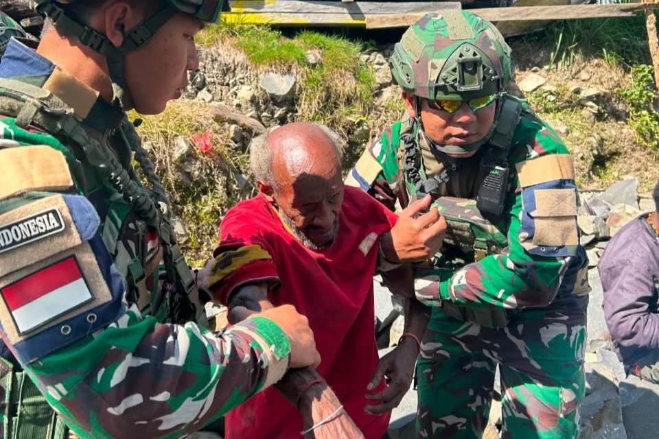 Kepedulian Menyentuh Hati, TNI Sigap Bantu Warga yang Sakit di Papua
