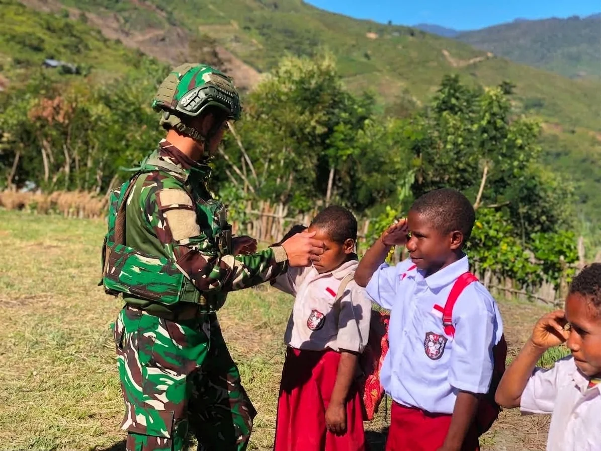 Belajar Baris Berbaris Bersama TNI, Siswa SD Negeri Kalome Diajak Disiplin dan Cinta Tanah Air
